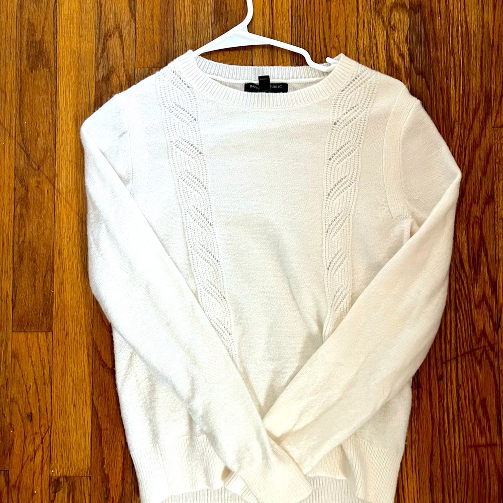 Beautiful white Banana Republic Size XS sweater. Worn once. Like new.